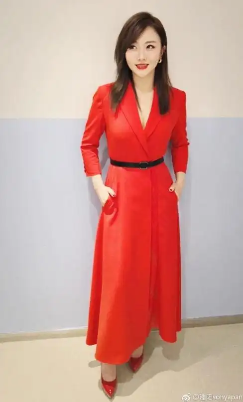 潘长江女儿潘阳晒近照一身红衣配大红唇被质疑整容认不出