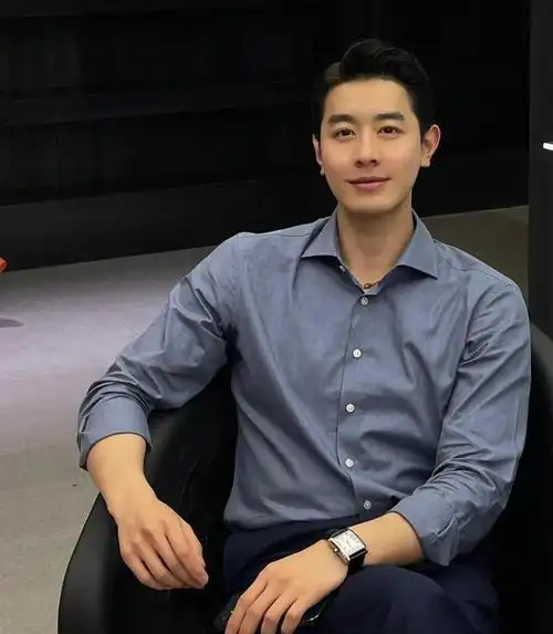 40岁的中年帅气大叔单月涨粉百万打破大家对中年油腻的固有印象