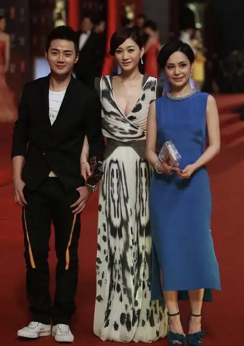 我以前不太能get的…但自从很多人觉得江疏影像她,那还是李小冉美一些