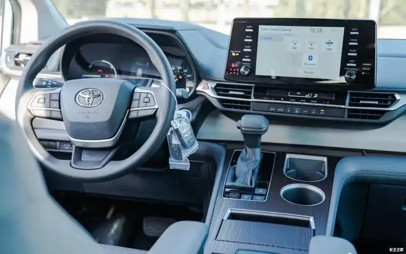21款丰田塞纳内饰也是采用丰田家族非对称式的中控台设计,方向盘也是