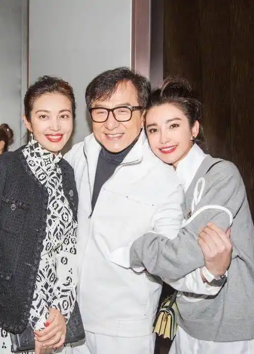 同样出席成龙生日宴,李冰冰红唇美艳,范冰冰素颜穿牛仔外套_带着_休闲