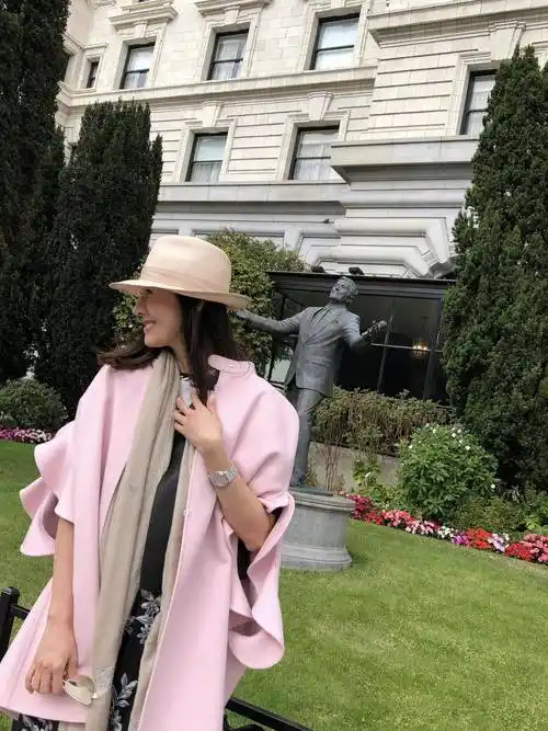 李嘉欣美得倾国倾城穿抹胸上衣配半身长裙气质惊艳不输超模