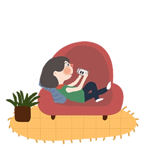 暑假躺在沙发上玩手机游戏的女生