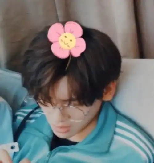 自截r1se头像 礼貌拿图 新人不负关注