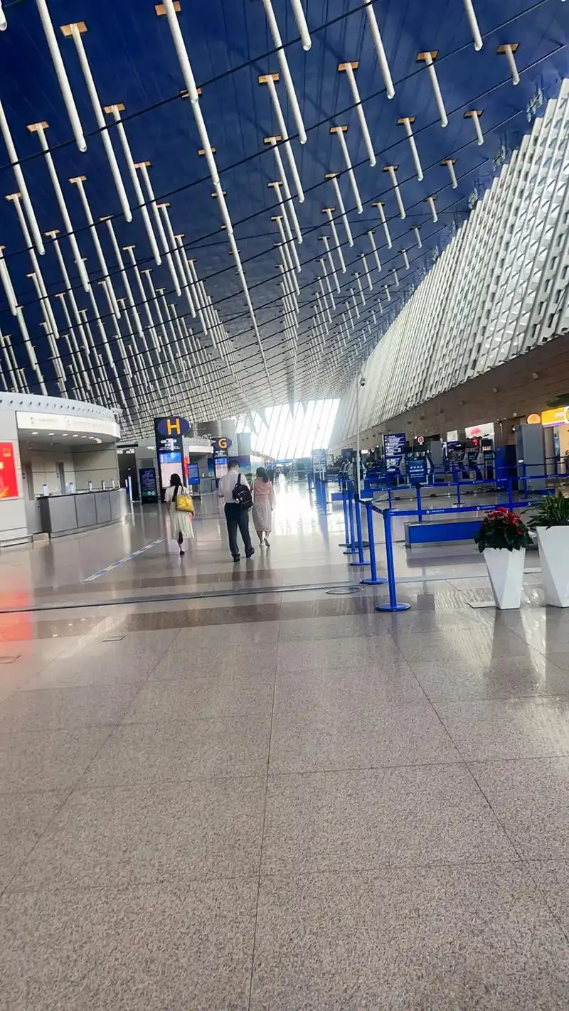 疫情下的城市  从浦东机场出发去厦门,曾经繁忙的国际枢纽因 - 抖音