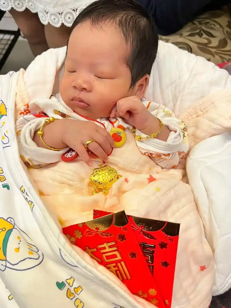 满月啦!我的小男孩满月啦!在最好的时间,捧着所有人的爱和祝福 - 抖音