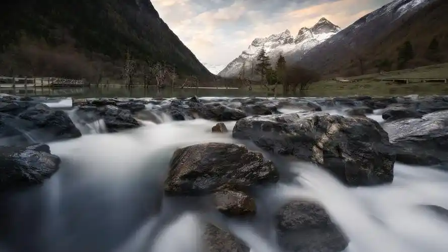 山的沉稳与水的灵动