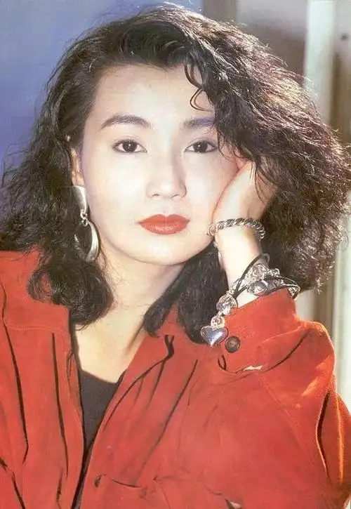 看了张曼玉年轻时接受采访的照片,真心觉得好美!超有辨识度