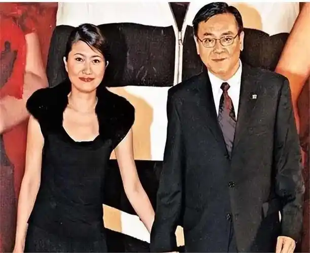 尔冬升与年幼13岁的教师罗晓文于1999年展开了一段恋情.