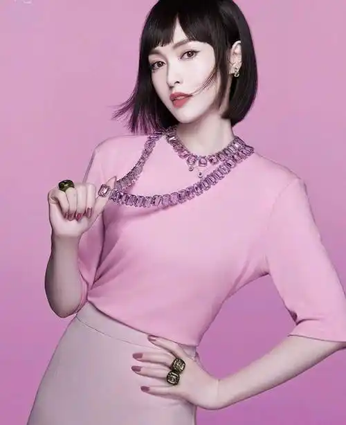 唐嫣私服又一次惊艳众人!白西装配高腰牛仔裤,干练又不失青春感_造型_