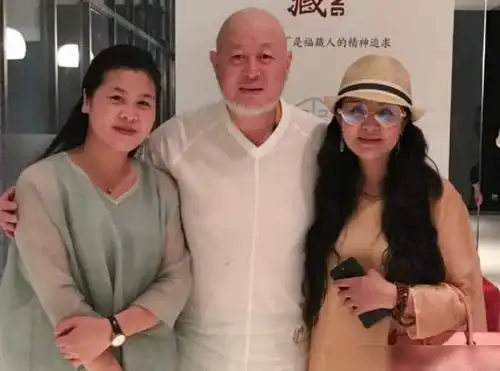 离婚后独自抚养了儿子28年,如今儿子走红,前夫却厚着脸皮来沾光