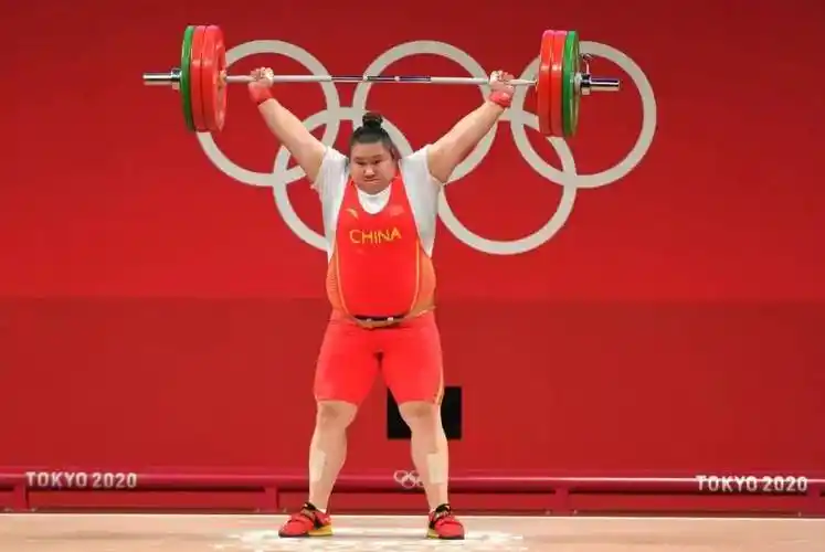 8月2日,在东京奥运会举重项目女子87公斤以上级比赛中,中国选手李雯雯