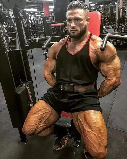 肌肉野兽身材已超越童年施瓦辛格,肌肉凸起好似静脉曲张!