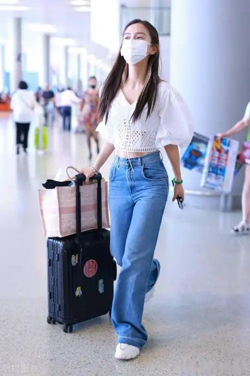 街拍:杨颖白色镂空泡泡袖衬衫 牛仔阔腿裤 特包清新甜美