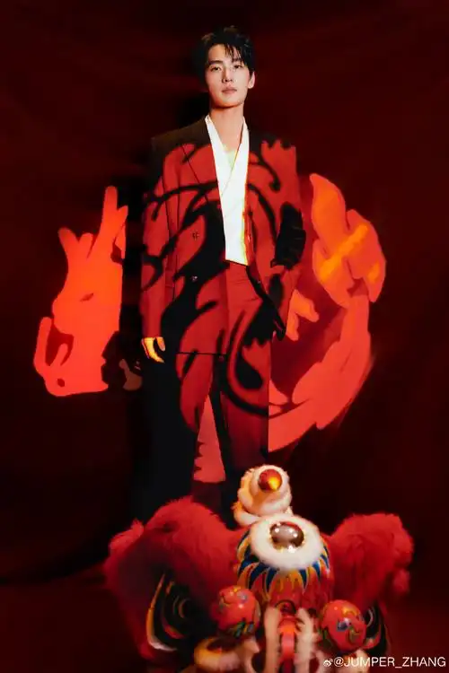 了不起的中国设计#杨洋@杨洋身穿2023年中国最佳女装设计师,#助国