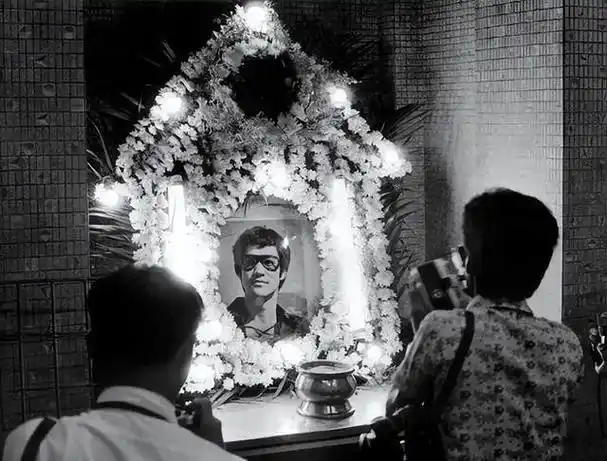 1973年7月31日,西雅图殡仪馆内,李小龙的亲朋好友齐聚一堂,为他举行了