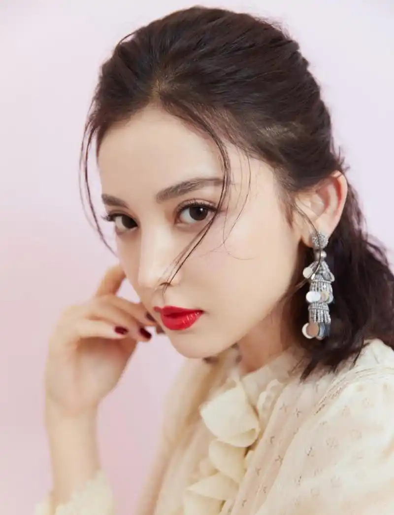 看古力娜扎身穿薄纱裙,显的优雅时髦,看她那清澈的眼神好像会说话,看