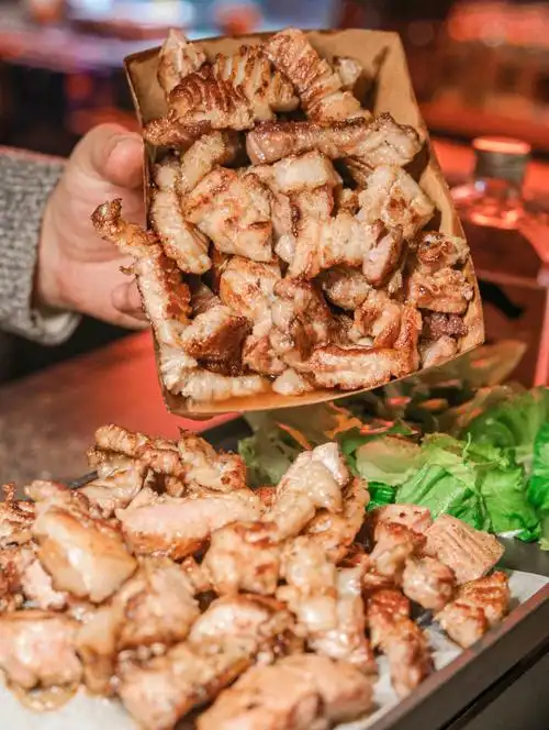 屠宰场高脚凳大口喝酒案板边吃肉09新奇猎奇又肆意快乐装修有种探索