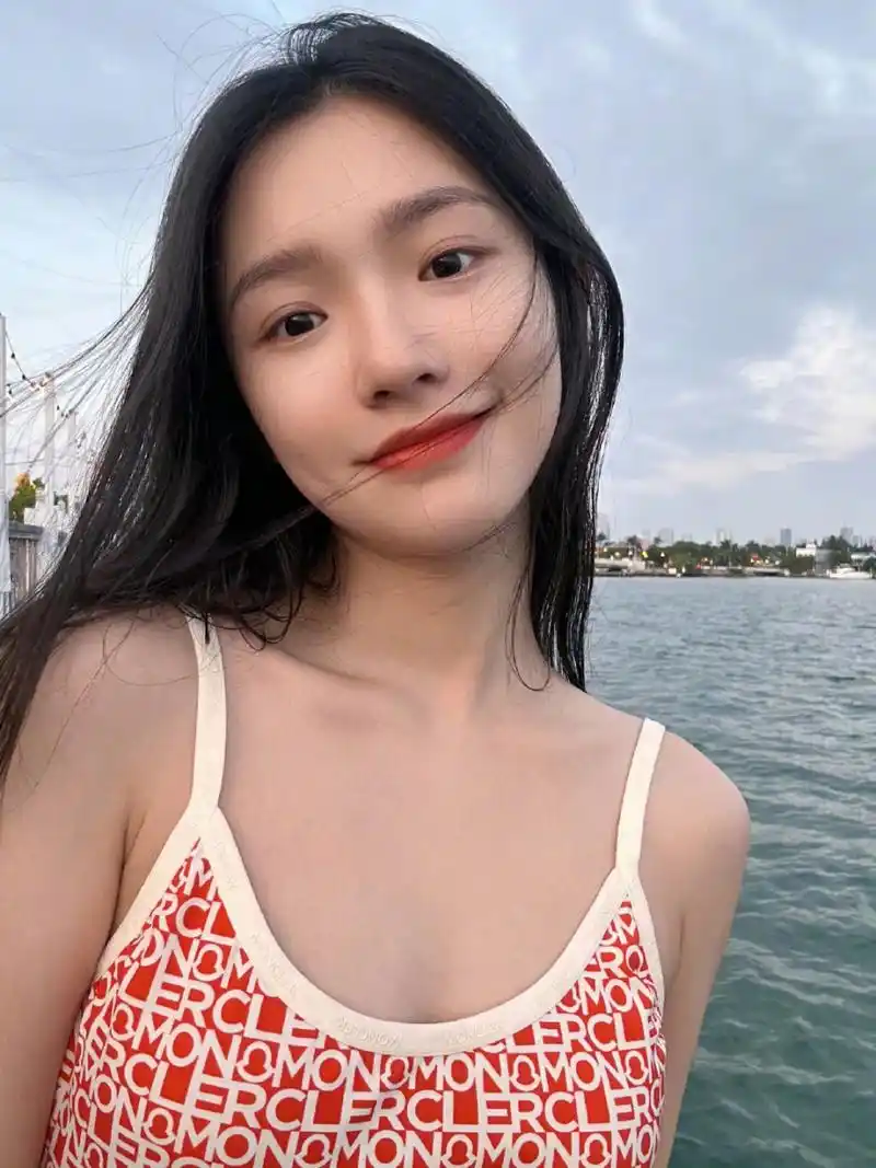 林允# 身穿吊带泳装,大秀傲人身材,香肩玉背,美腿玉足,性感迷人