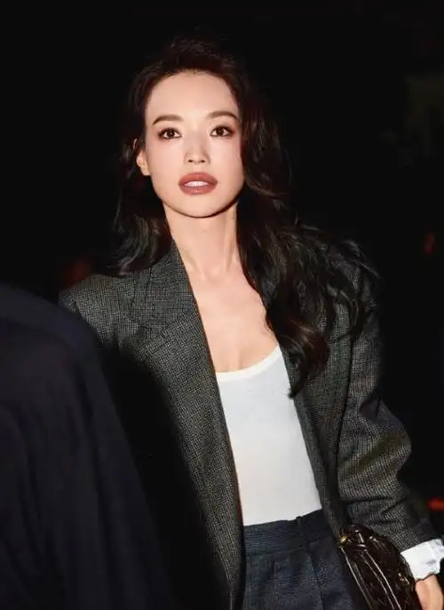 舒淇47岁全新素颜照曝光!网友惊叹皮肤细节,年龄不是问题