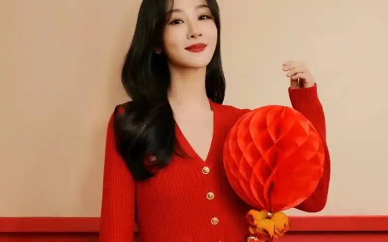 杨紫红色毛衣套装#我紫和红色适配度百分百,新年就要红红火火,202年