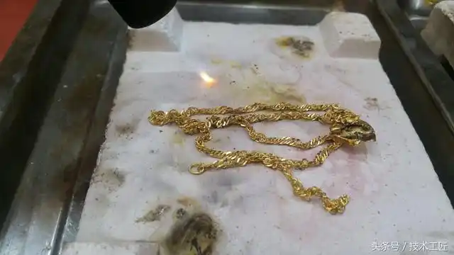回收了一条黄金吊坠里边惯了胶水,项链烧完有黑点太坑了