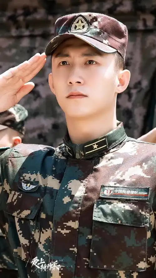 高粱王牌部队定妆花絮#咱就是说黄景瑜的硬汉气质真的好适合军装啊!