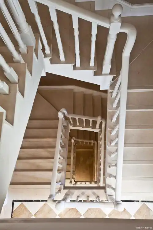 室内楼梯的安装前需要注意什么呢?    情况分两种