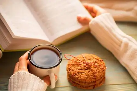 女孩读书和冬天喝茶照片