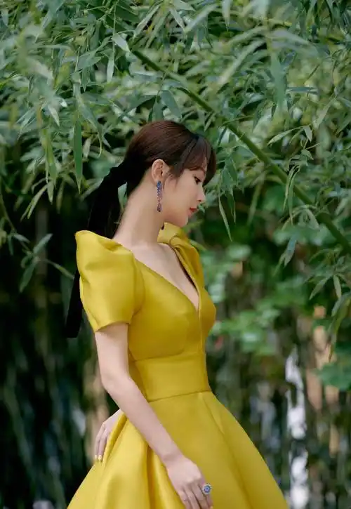 杨紫的身材太让人羡慕了,连泡泡袖都能轻松驾驭,天生的衣服架子_长裙