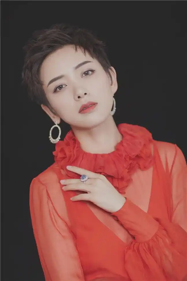 李晓峰最新大片曝光 珠光宝气优雅迷人