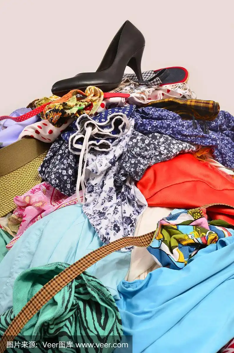一大堆衣服和配饰扔在地上.
