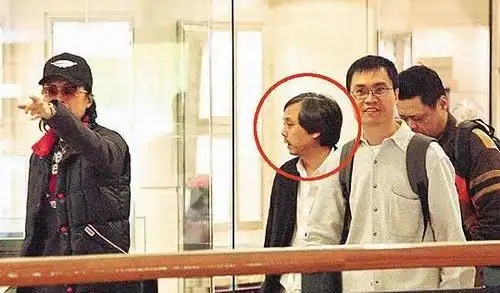 黄子华和小女友同现商场各走各路 疑感情有变