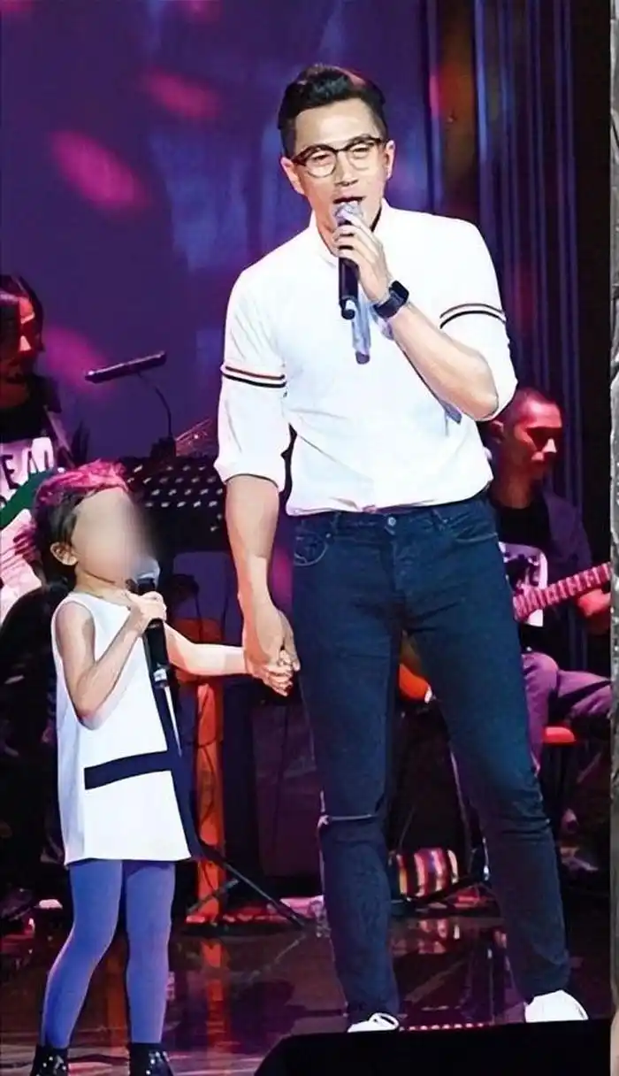 小糯米今年刚过9岁生日,外貌出众,被认为遗传了妈妈杨幂的神颜.