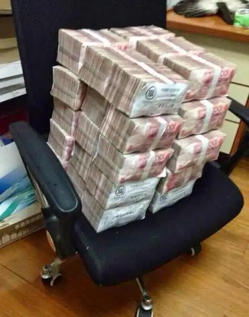 (黄毅清在微博上晒的人民币) 还有美元.