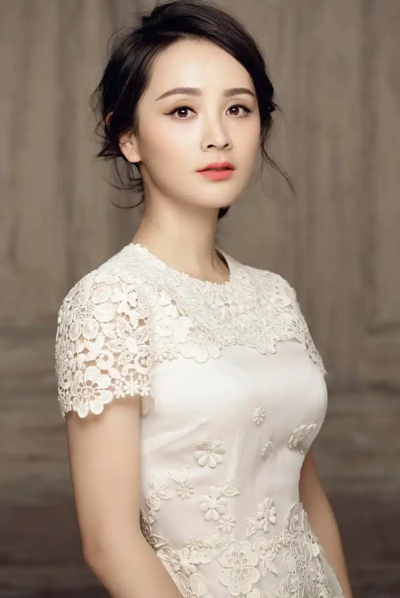 邓莎写真美图:风姿绰约,妩媚动人