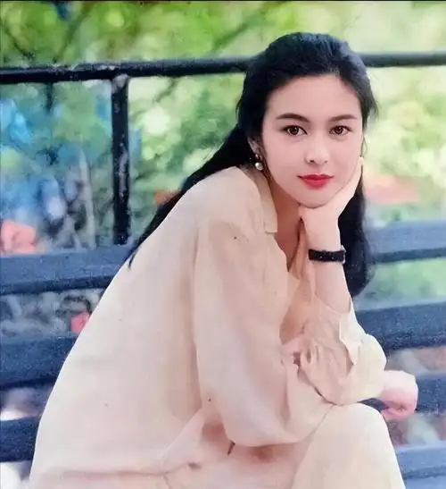 "关之琳魅力巅峰:一组照片揭示女性韵味真谛"