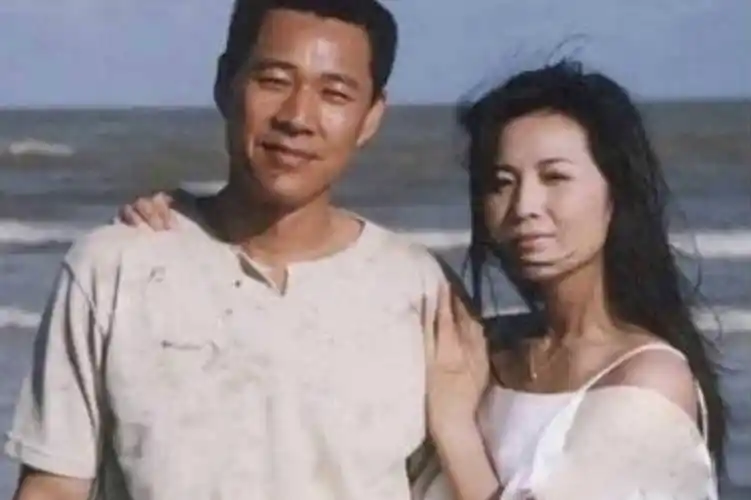 年近70无儿无女的张丰毅,离婚再娶小12岁娇妻,如今生活令人_霍凡