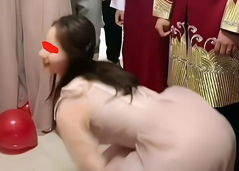 重庆婚礼现场大尺度闹伴娘,宾客十分尴尬