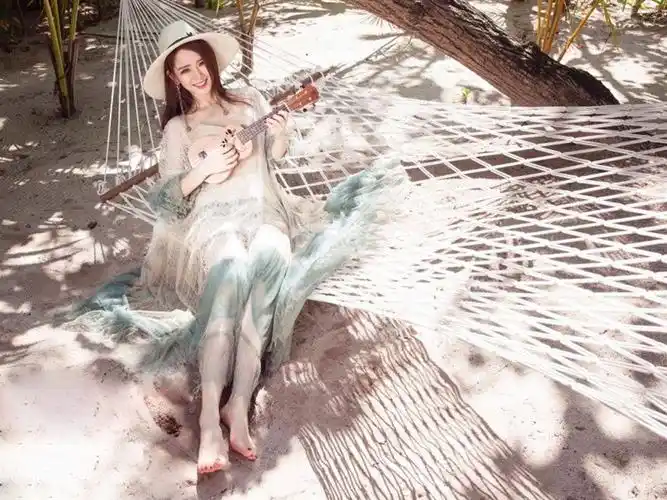 明星摄影写真:女神戚薇沙滩性感比基尼美拍