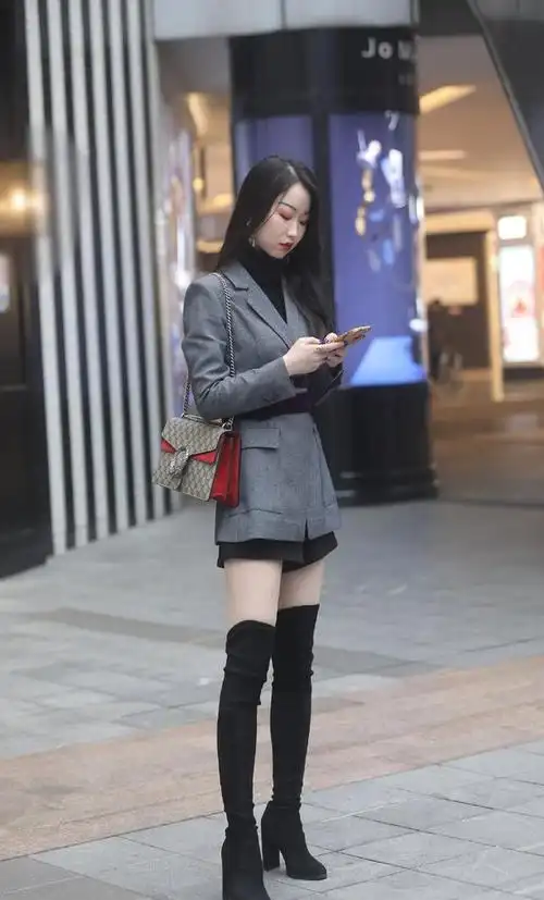 一些时髦的姑娘她们还会选择过膝设计的高筒靴,无论是搭配裙子还是