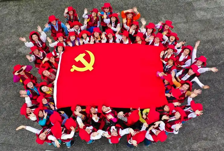 协会会员齐聚井冈山,共举党旗喜迎建党百年.水庆华摄