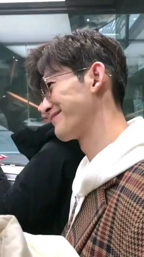 张翰笑起来真是迷倒万千少女,难怪郑爽对他念念不忘,这颜值谁不爱啊