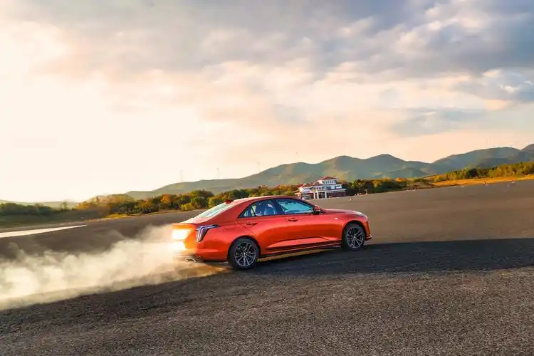 人生第一台后驱车,与你更近一步 凯迪拉克ct4 25t车型上市