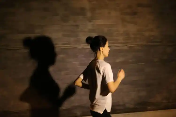 尤佳夜晚在北京故宫附近跑步(8月13日摄).