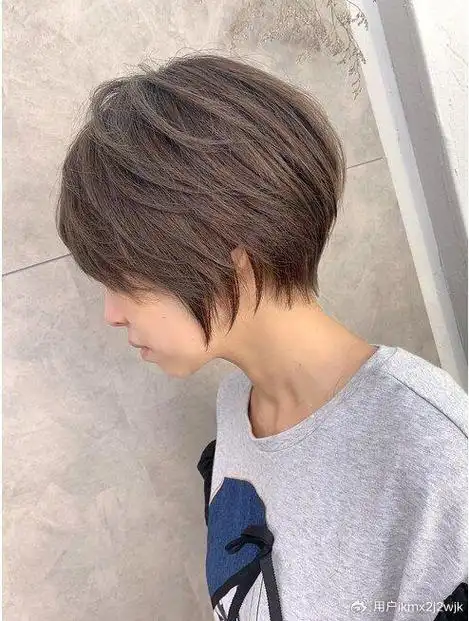 30到50岁的女性,发型就选层次短发,利落蓬松很有层次感