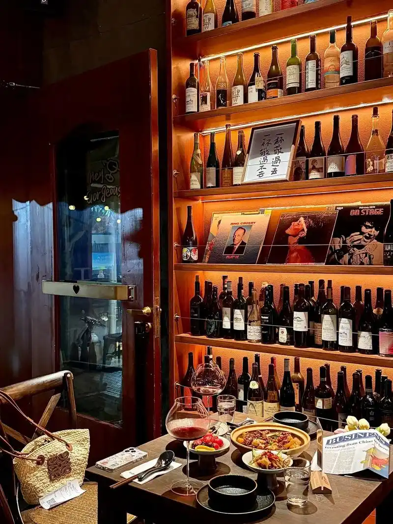 我真的好爱南宁这种氛围感小酒馆!金湖广场附近这家小酒馆藏 - 抖音