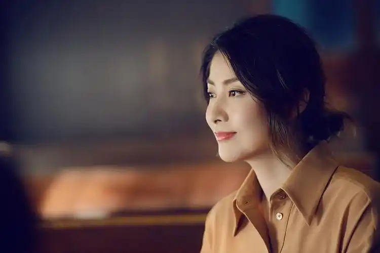 8年前,陈慧琳曾发行过国语歌曲《微光》,从歌曲在各大主流音乐平台