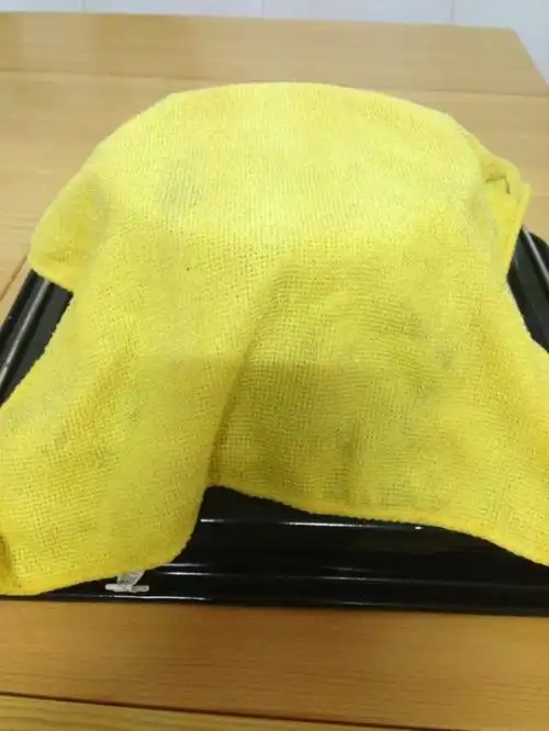 上面放一条拧干的湿毛巾晾凉.