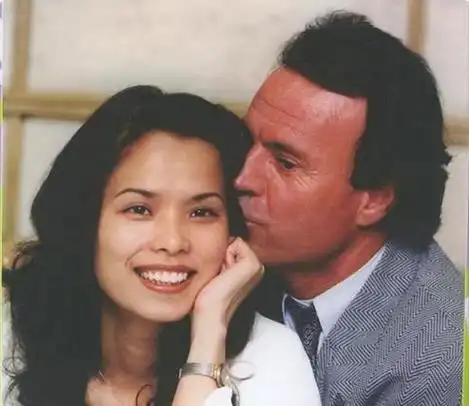 韦唯的丈夫迈克尔是个瑞典人,还是国际上有名的钢琴家.